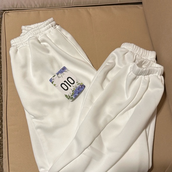 #010, Oslo Women’s white sweatsuit - Picture 1 of 10